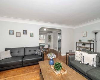 Kenwood Keys 1 - Cozy Stay for 6 - Cincinnati - Living room