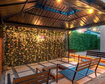 5BR Trinity Groves w/ Pool & Jacuzzi - Dallas - Patio