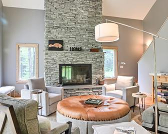 Berkshires Home on 11 Acres with Pond and 2 Fire Pits! - Becket - Sala de estar