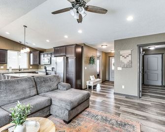 Modern Rapid City Duplex w/ Yard: 5 Mi to Downtown - Rapid City - Living room