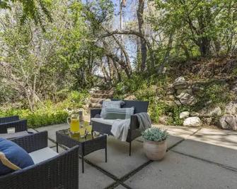 Now accepting Winter/Spring Bookings! - One of a kind w/private creek! - Centerville - Innenhof