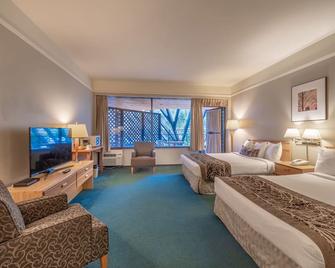 The Cedars Inn Hotel & Convention Centre - Gibsons - Bedroom