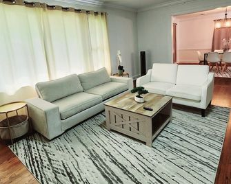 City Charmer, Walk to downtown Wilson, 2800 ft House,, 3 bd, 2 bath - Wilson - Living room