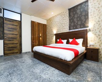 OYO Ra Felicity Inn Near Iskcon Temple Noida - Noida - Schlafzimmer