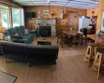 Fantastic 2-bedroom cabin in Black Moshannon State Park. Only 20 mins from PSU! - Philipsburg - Sala de estar