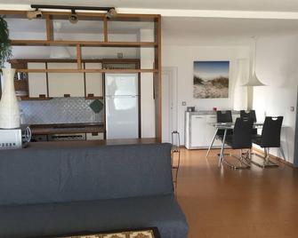 Large Bright 2 Room Apartment - Lohfelden - Huiskamer