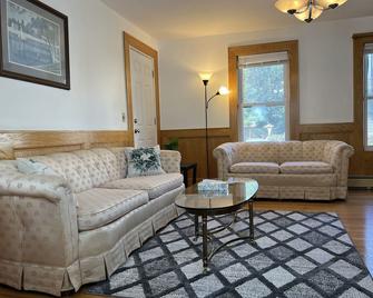 17 Cozy&Spacious 3 bedroom home in Malden with window AC - Malden - Sala
