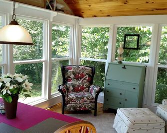 'Wonderful cabin getaway' 'Just what we wanted' 'Oh, the view from the sunroom' - Franklin - Вітальня