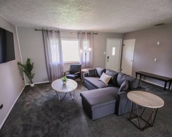 Berkely Bungalow in a Lovely Neighborhood - Kokomo - Living room