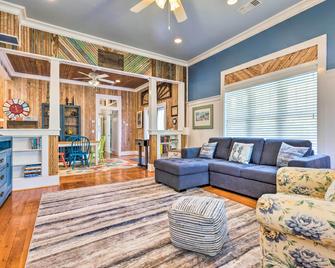 Cottage with Porch - 3 Min Walk to Bay St Louis - Bay Saint Louis - Living room