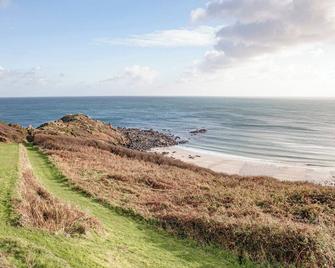Headland Cottages - Coverack - Beach