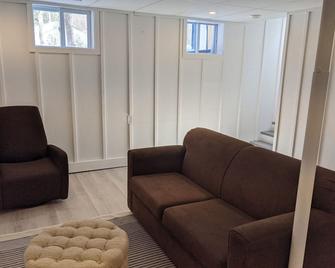 Vintage Boho River-Front Cottage in Muskoka - Bracebridge - Living room