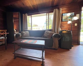 The Cedars Motel Sicamous - Sicamous - Living room