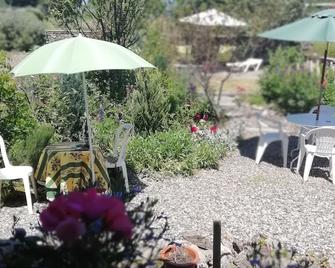 very comfortable gite, being an ideal base for seeing the Auvergne. - Saint-Bonnet-le-Chastel - Patio