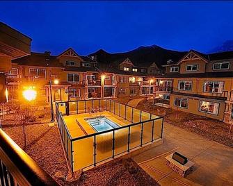 Copperstone Resort - Mountain View Suite - Dead Man's Flats - Edificio