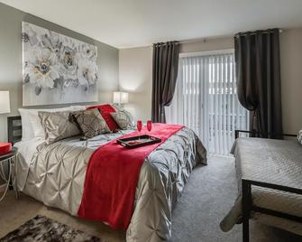 Classy Apartment Home With Luxurious King Suite - Rocklin - Bedroom