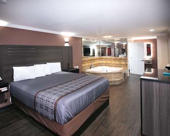 Rodeway Inn & Suites - Bellflower - Bedroom