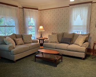 1905 Victorian Farmhouse close to Lake Geneva. - Hebron - Living room