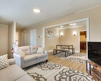 Hatboro Vacation Rental ~ 25 Mi to Philadelphia! - Hatboro - Living room