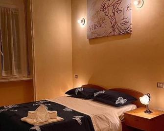Easy Room Italy Balcony - Milan - Bedroom