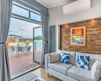 2 bedroom accommodation in Tallington Lakes - Deeping St. James - Living room