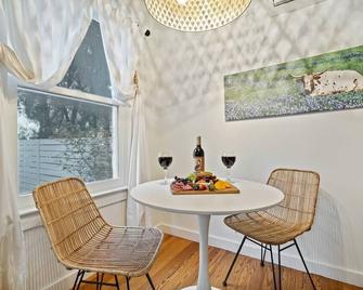 Stonewall Bungalow 2 - Sleeps 2 - Stonewall - Comedor