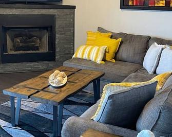 Brooklynn's Bay, Elegant Lakefront Condo Retreat - Hot Springs - Living room