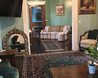 5 Star Victorian Mansion-Downtown No Locals - Erie - Living room