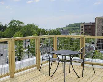 Newly renovated downtown condo in historic Fortino's building - Grand Haven - Balcony