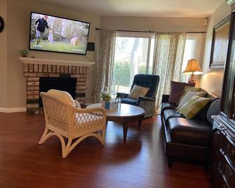 Cozy Quiet&Great location, near Ontario Airport - Ontario - Living room