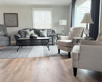 Mill Creek Retreat Scenic Cottage - Antioch - Living room