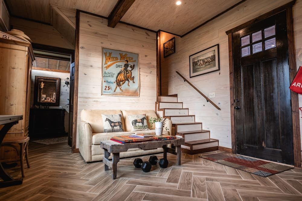 The Barn Loft - Floresville - Living room