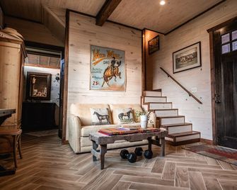 The Barn Loft - Floresville - Living room
