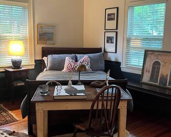 Charming Home on South Boundary in Historic District - Aiken - Living room