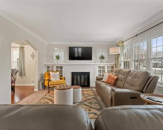 5 Mins To Und - Cozy 4bd With Bbq & Pool Table - South Bend - Living room