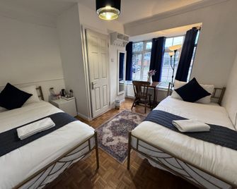 Four Seasons Guest House - Horley