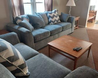 Very Clean Lakefront Home with Sandy Beach and Clear water. - Three Rivers - Huiskamer
