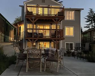 Elite Homes Water front Suit - SeaTac - Patio