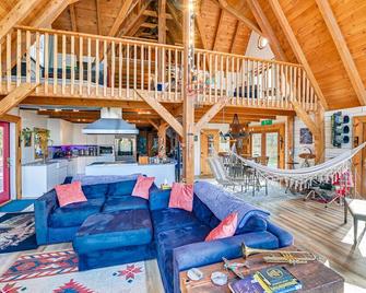 Riverfront A-Frame Cabin in Troy with Pool and Dock! - Troy - Living room