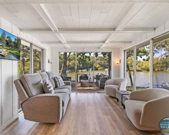 Peninsula Paradise on Rice Lake - Whitewater - Living room