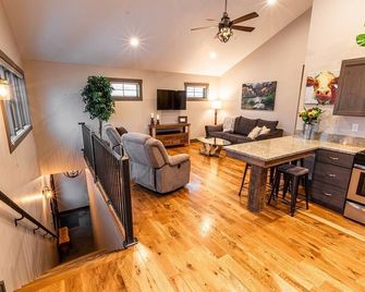 Apt. 7703' - In-town livin', few blocks from downtown shops & restaurants - Gunnison - Wohnzimmer