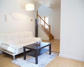 Brighton Beach Room p close to Subway - Brooklyn - Living room