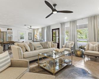 The Breathe Easy - Perfect Location In Ocean Springs. Walk To Downtown & Beach! - Ocean Springs - Living room