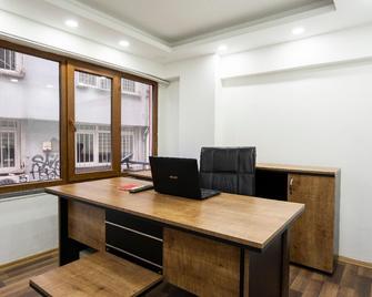 Galataport suites - Istanbul - Receptionist