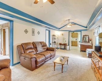 Clanton Cottage w/ Charcoal Grill & Porch! - Clanton - Living room