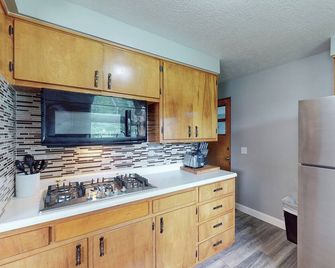 The Halftime Highlight-Big Plays, Comfy - Canton - Kitchen
