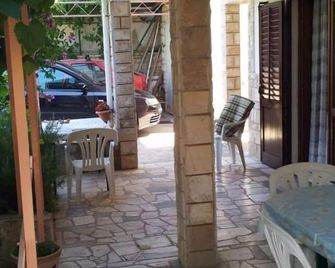 Two bedroom apartment with terrace and sea view Rukavac, Vis (A-13337-a) - Vis - Patio