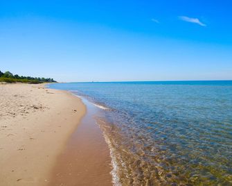 Home w/Year Round Pool & Hot Tub, Clubhouse & Marina - South Haven - Beach