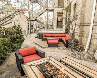 Ember Hostel - Denver - Patio