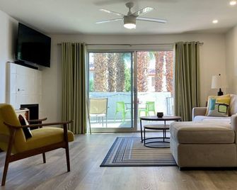 Remodeled 2 Bedroom Condo with Very Large Terrace - Walk to Downtown PS - פאלם ספירנגס - סלון